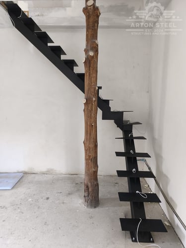 Arton Steel által gyártott masszív fém lépcső 