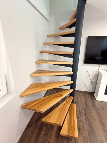 Fémvázas csigalépcső, keményfa burkolattal, a szűk helyekre, egyenesen az Arton Steel műhelyéből