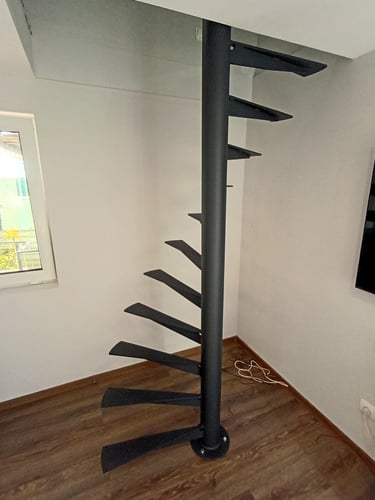 Fémvázas csigalépcső, keményfa burkolattal, a szűk helyekre, egyenesen az Arton Steel műhelyéből