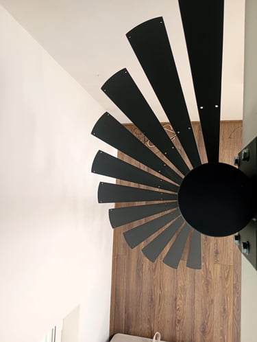 Fémvázas csigalépcső, keményfa burkolattal, a szűk helyekre, egyenesen az Arton Steel műhelyéből