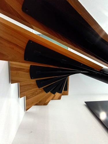 Fémvázas csigalépcső, keményfa burkolattal, a szűk helyekre, egyenesen az Arton Steel műhelyéből