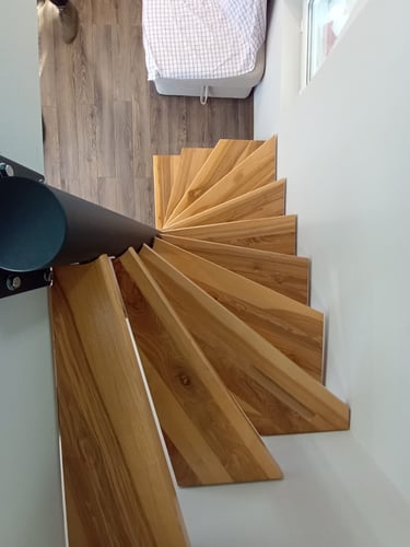 Fémvázas csigalépcső, keményfa burkolattal, a szűk helyekre, egyenesen az Arton Steel műhelyéből