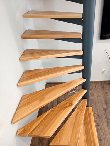 Fémvázas csigalépcső, keményfa burkolattal, a szűk helyekre, egyenesen az Arton Steel műhelyéből