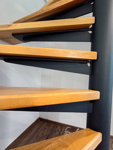 Fémvázas csigalépcső, keményfa burkolattal, a szűk helyekre, egyenesen az Arton Steel műhelyéből