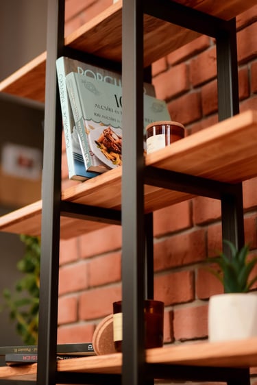 rusztikus, minőségi fém szerkezetű polc, keményfa berakással az Arton Steeltől