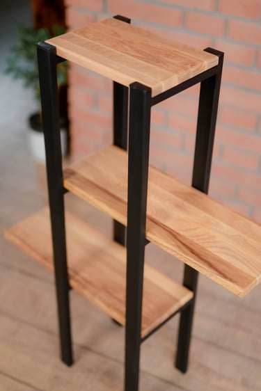 rusztikus, minőségi fém szerkezetű polc, keményfa berakással az Arton Steeltől