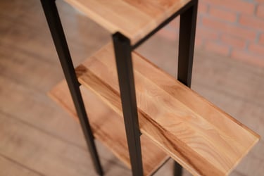 rusztikus, minőségi fém szerkezetű polc, keményfa berakással az Arton Steeltől