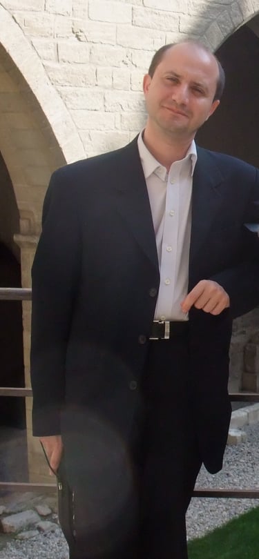 Maître Fabrice Pistone, avocat au barreau de Toulon, portrait.