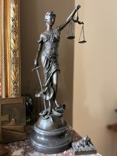 statue de la justice personnifiée, aveugle, avec la balance et l'épée