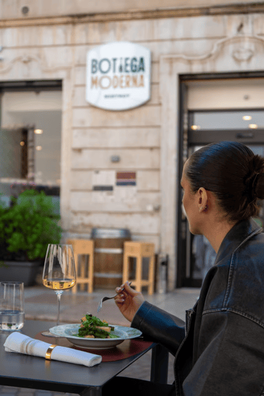 I tavoli esterni del Ristorante Bottega Moderna Bistrot