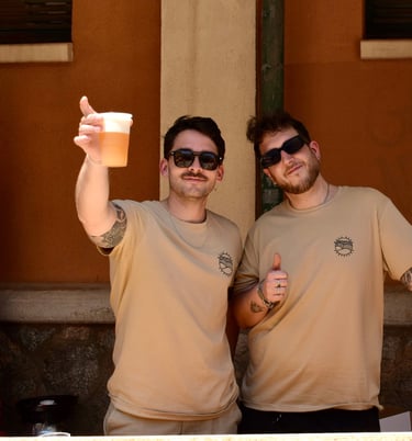 Alejandro i Christian saludant amb una birra