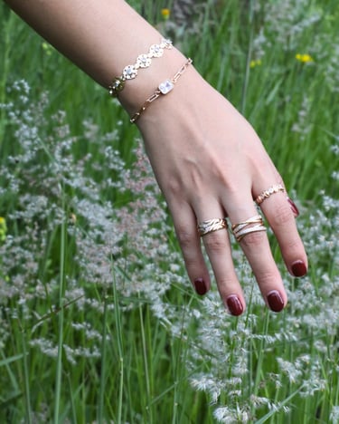 Mano de mujer con joyería, anillos y pulseras