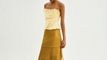 Top estructurado amarillo mantequilla verano 2026
