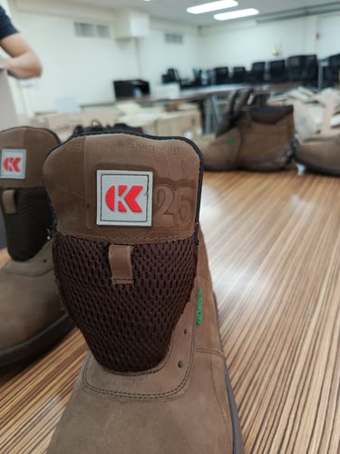 Bota grabado al calor con el numero "25"