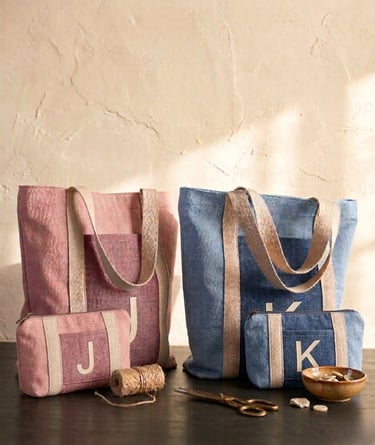 Set de bolso tote y neceser de lino personalizado con iniciales J y K en rosa y azul.