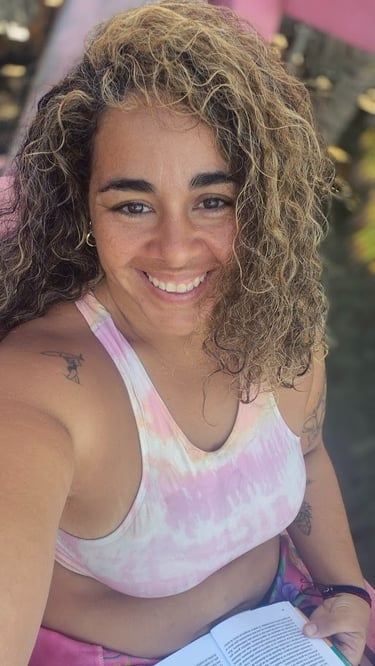 Esta soy Yo, Caro Posso-Peláez. En mi Lugar Favorito en el patio de mi casa, las playas de Pradomar.