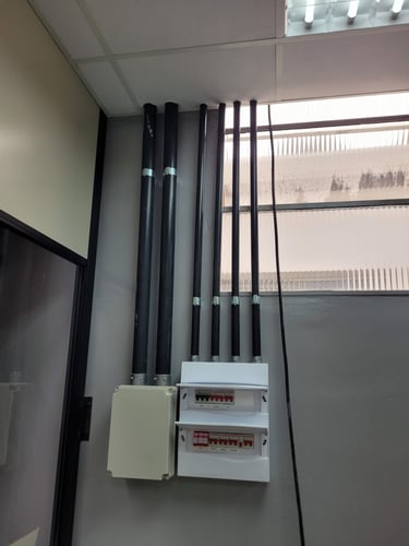 Eletricista de instalação elétrica