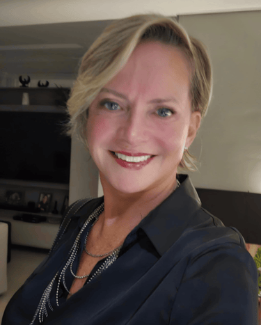 medica psiquiatra no consultorio particular no recreio dos bandeirantes sorrindo