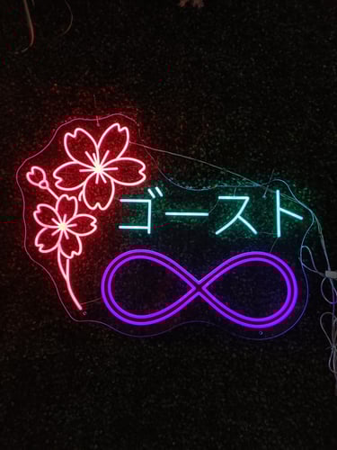 mehrfarbiges LED Neon Schild mit Kirschblüten, japanischem Schriftzug „ヨースト“ und lila Unendlichkeitszeichen