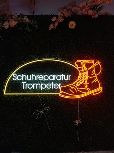 LED Neon Logo Schild „Schuhreparatur Trompeter“ mit Neon Schuh Symbol für Geschäft und Handwerk