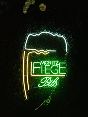 LED Neon Bierglas Logo Moritz Fiege Pils als individuelles Neon Schild für Bar oder Gastronomie