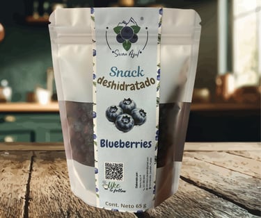 Bolsa Sierra Azul de arándanos secos como snack sobre una mesa de madera rústica