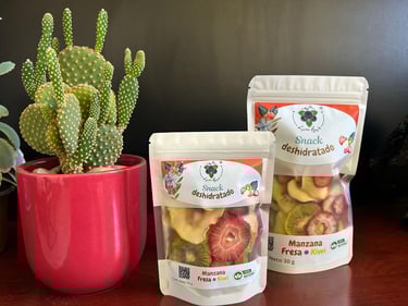 Snacks de frutas deshidratadas empaquetadas Sierra Azul con rodajas de manzana, fresa y kiwi