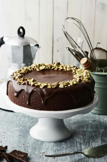 Torta de chocolate con ganache y pistachos