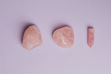 tres piezas de cuarzo rosa en fondo lila pastel