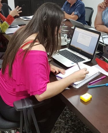 Grupo de personas en reunión definiendo y discutiendo la formulación de un proyecto