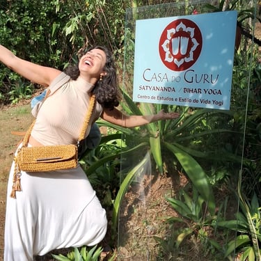 Clara Coelho na casa de seu Guru na Índia. Vivência autêntica e estilo de vida yogi no Recanto Clara