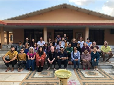 Grupo de yogis formados com Clara Coelho na Índia. Comunidade, amizade e tradição no Recanto Clara.