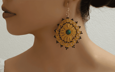 arete amarillo hecho a mano con chaquiras y piedra natural en modelo