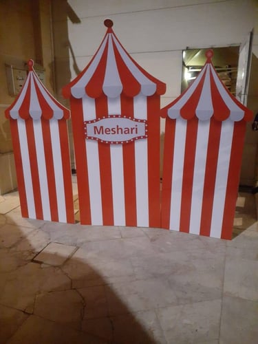 خلفية حفلات من الفلين المقوى بتصميم خيمة سيرك باللون الأحمر والأبيض