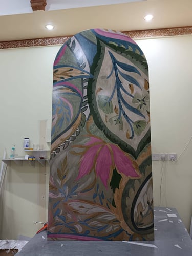 استاند فلين مقوس بنقوش ورد ملونة وتفاصيل فنية دقيقة