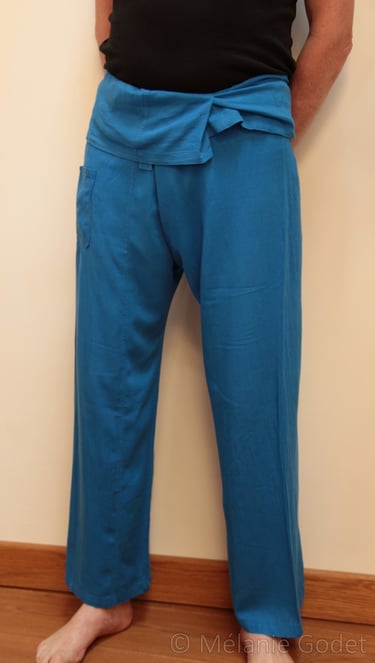 Pantalon coupe thaï en coton léger bleu. Une poche, ceinture cousue sur le pantalon. Taille unique, unisexe.