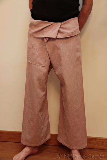 Pantalon coupe thaï rose. Une poche, ceinture cousue sur le pantalon. Taille unique, unisexe.