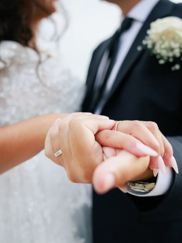 Photographie de détail sur les alliances des mariés par Romain DANIEL photographe aux Sables d'olonne