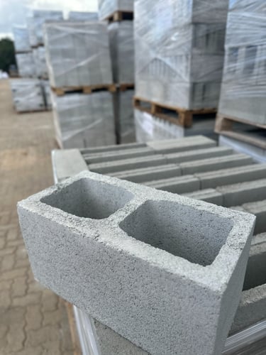 Bloco de concreto estrutural vazado com dois furos, detalhando a espessura da parede da peça para su