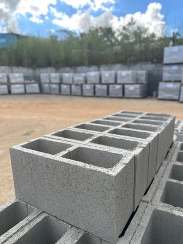 Lote de blocos de concreto de vedação em perspectiva, mostrando as peças utilizadas para o fechament