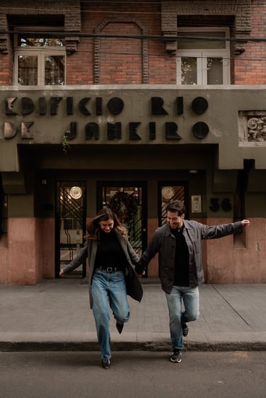 sesión plaza río de janeiro, sesión pareja colonia roma cdmx, wedding photographer cdmx, destination wedding photographer