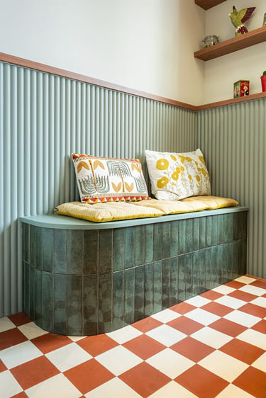 Image de l'appartement Cours Lafayette, mise en avant de la banquette dans la cuisine