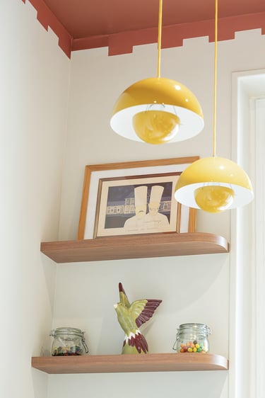 Image de l'appartement Cours Lafayette, mise en avant des lampes et du plafond dans la cuisine