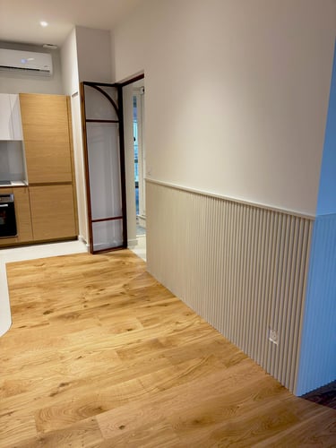 Image de l'appartement Cours Vitton, mise en valeur de la porte vitrée et du mur dans la cuisine
