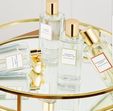 kvepalu produktu fotografija reklamine kompozicija