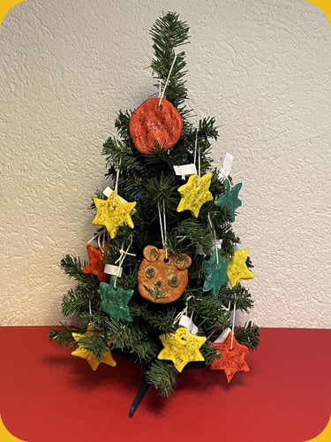 Kerstboom met zelfgemaakte versiering