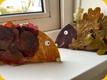 Egeltjes gemaakt van herfstbladeren