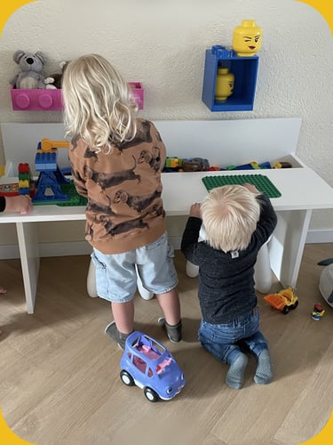Spelen bij de duplo-tafel