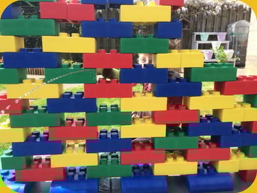 Waterpret achter de legomuur