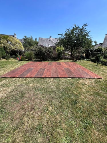 Plancher dans un jardin
